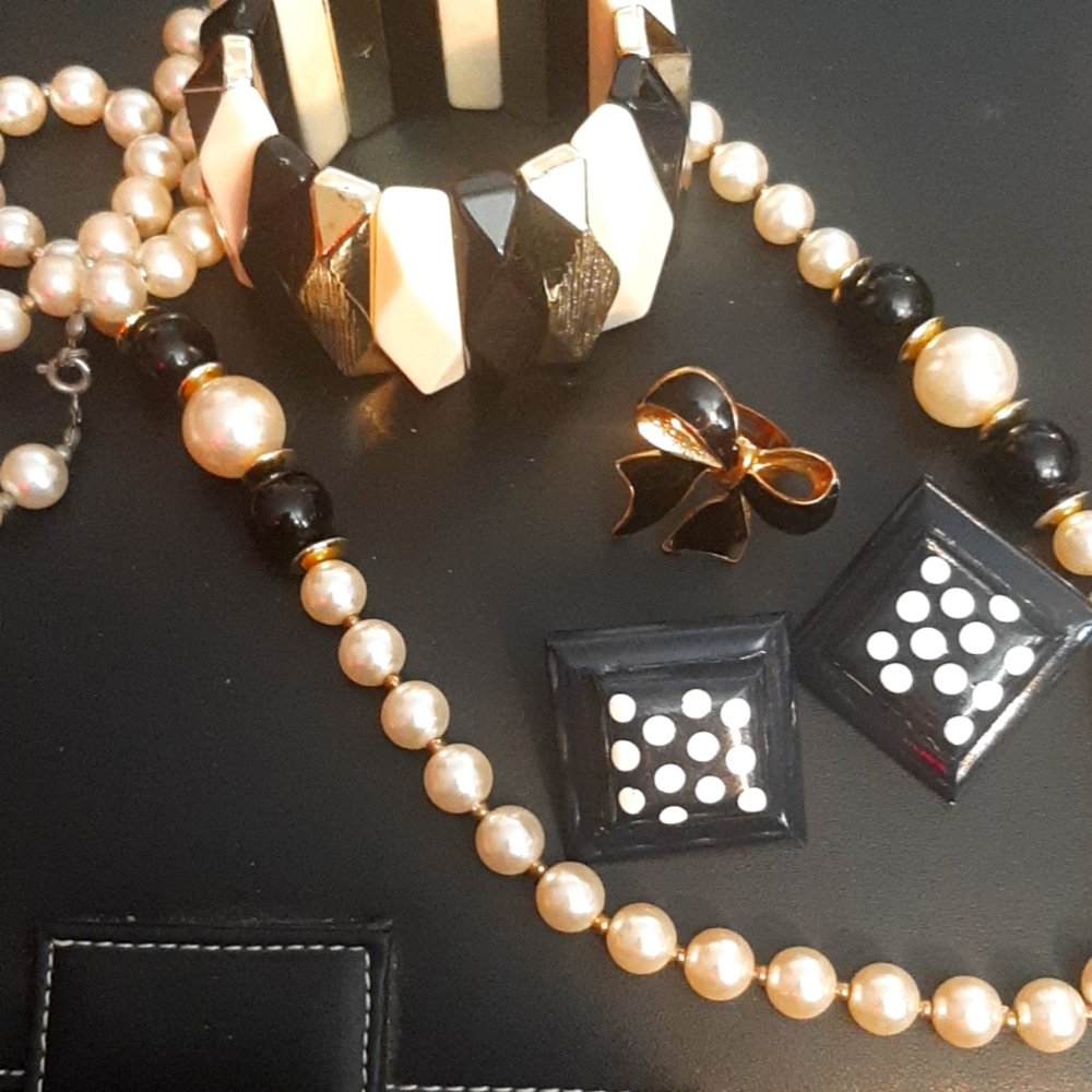 Black / white set of jewellery